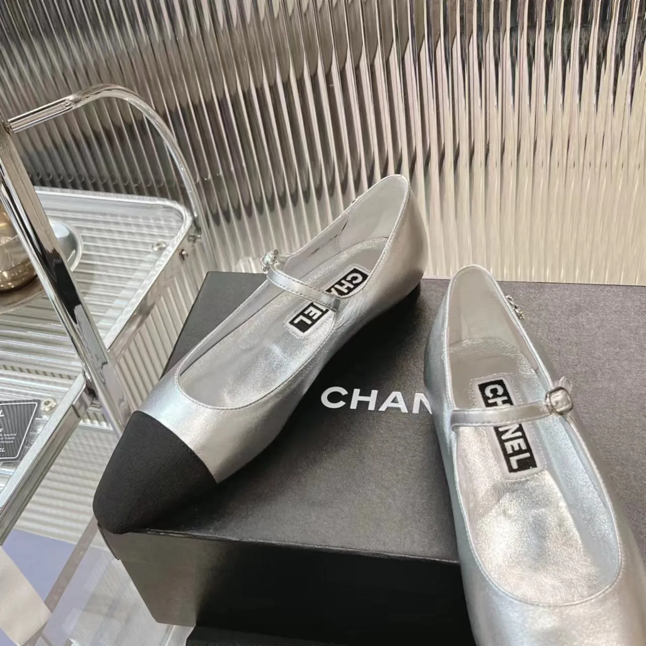 👟👟Ex-factory price 520👟👟 (Top version) CHANEL 24P early spring new trapezoidal toe high-heeled shoes, high version of one-strap, pointed square toe, color-blocked Mary Jane shoes, Xiaoxiang𝐂's two most popular shoes this year are these small silver shoes and big-toe shoes. It is difficult to find these shoes in the counter. It breaks the conventional pointed square toe design and gives people a refreshing feeling. I thought it was good-looking. Only when you put it on your feet will you know how easy it is to wear. It is really special and fashionable. The side rhinestones 𝐋𝐨𝐠𝐨 are very eye-catching. The smooth shoe shape is full of high-end feeling. I can think of countless outfits at the moment. Upper: imported cowhide/metallic film grain leather. Foot pad: sheepskin. Lining: sheepskin. Sole: Italian genuine leather outsole. Heel height: 1cm. Color: white/silver/black/pink. 4 colors size: 35-40 (41 made to order, non-refundable and non-exchangeable)